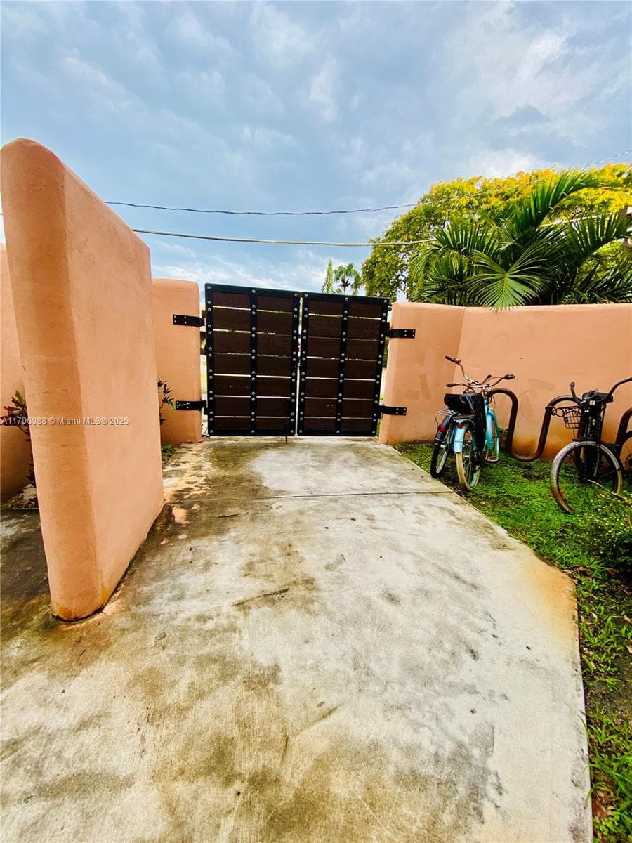 200 Azure Way, Miami Springs FL 33166 — 11