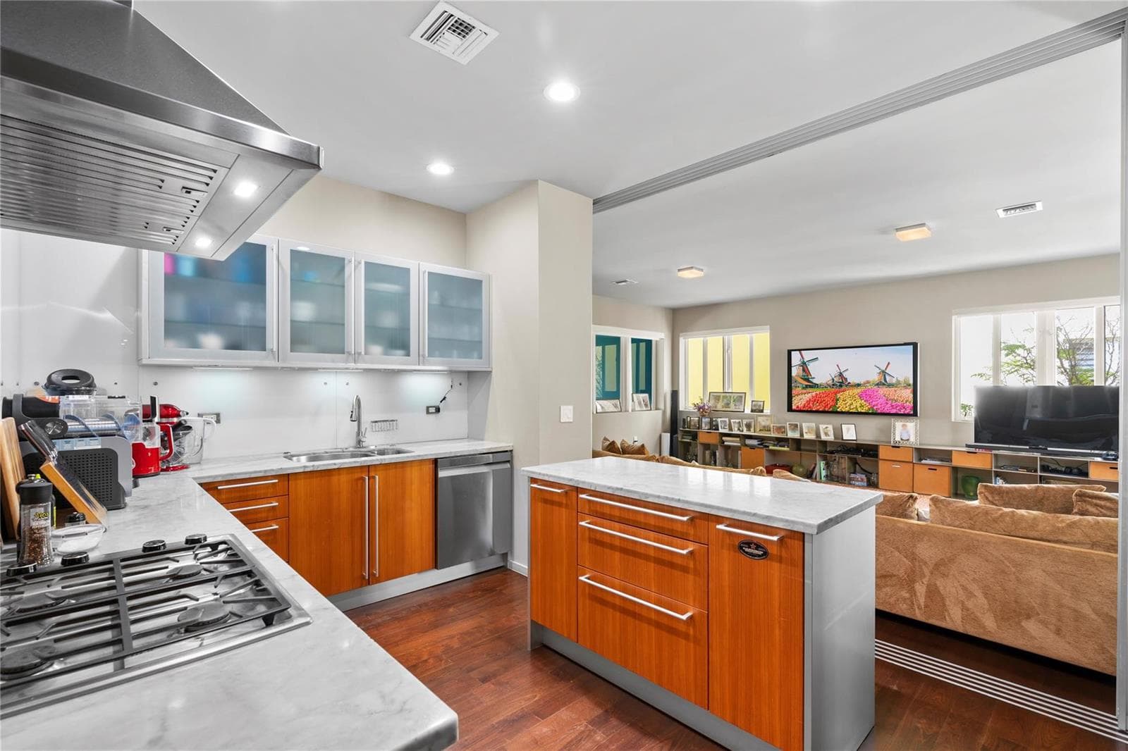 6001 Laguna Path, Miami Beach FL 33141 — 23