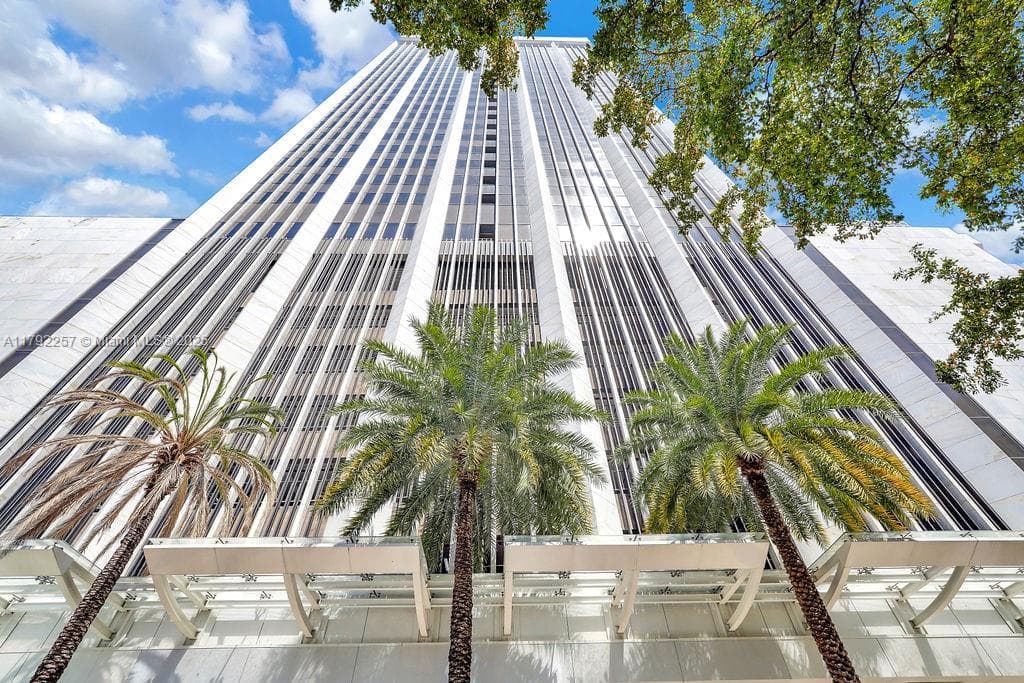 1 SE 3rd Ave, Miami FL 33131 — 38
