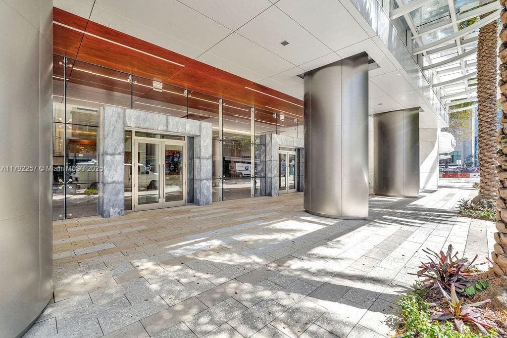 1 SE 3rd Ave, Miami FL 33131 — 37