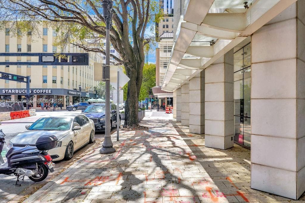 1 SE 3rd Ave, Miami FL 33131 — 40