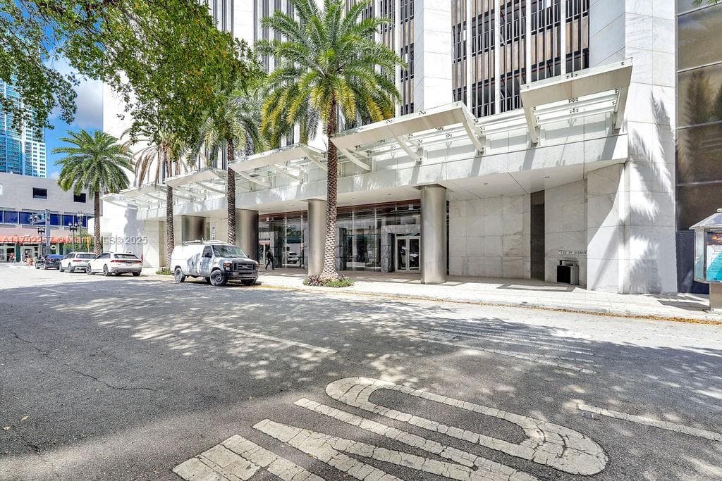 1 SE 3rd Ave, Miami FL 33131 — 39
