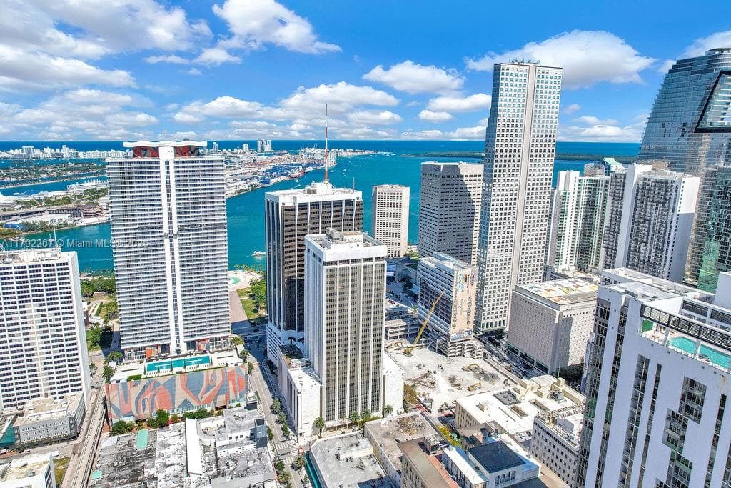 1 SE 3rd Ave, Miami FL 33131 — 5