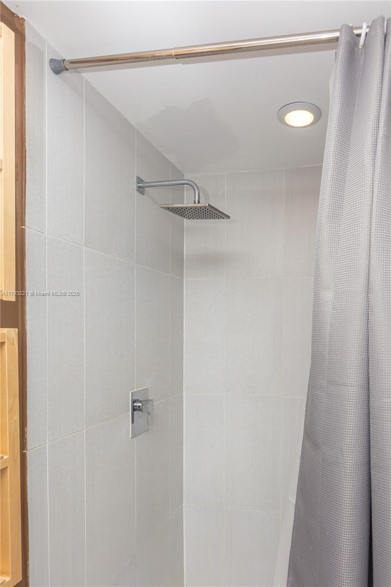 3250 NE 1st Ave # 608, Miami FL 33137 — 32