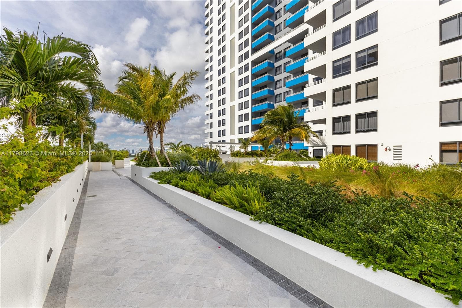 1330 West Ave # 1013, Miami Beach FL 33139 — 27