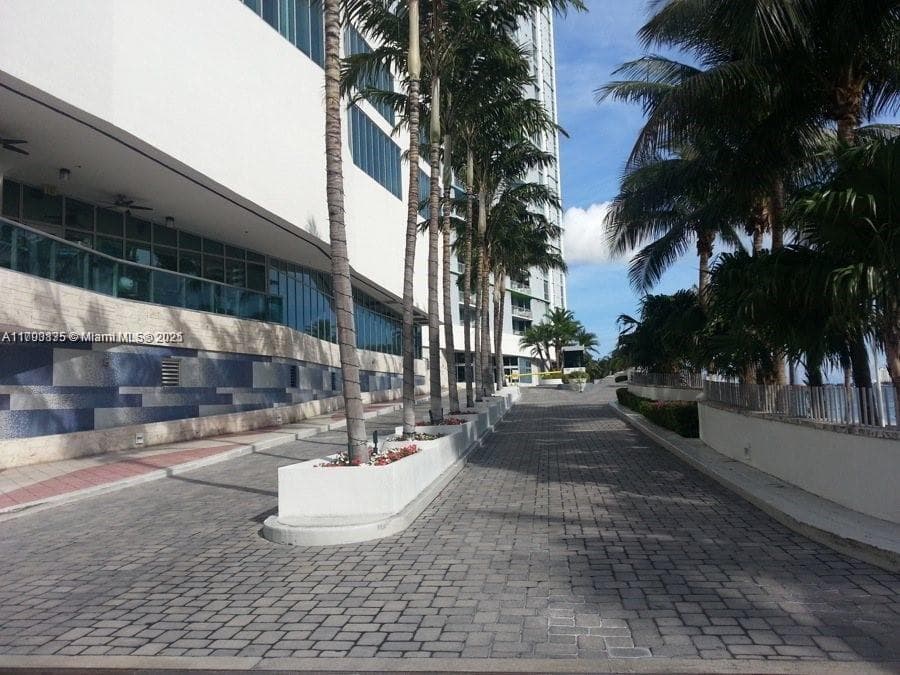 325 S Biscayne Blvd # 3822, Miami FL 33131 — 3