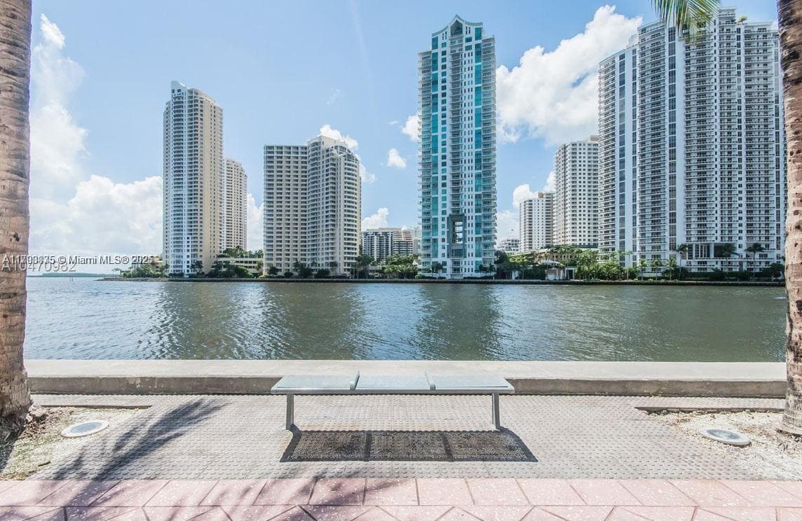 325 S Biscayne Blvd # 3822, Miami FL 33131 — 5