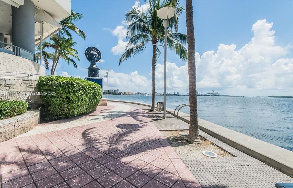 325 S Biscayne Blvd # 3822, Miami FL 33131 — 4