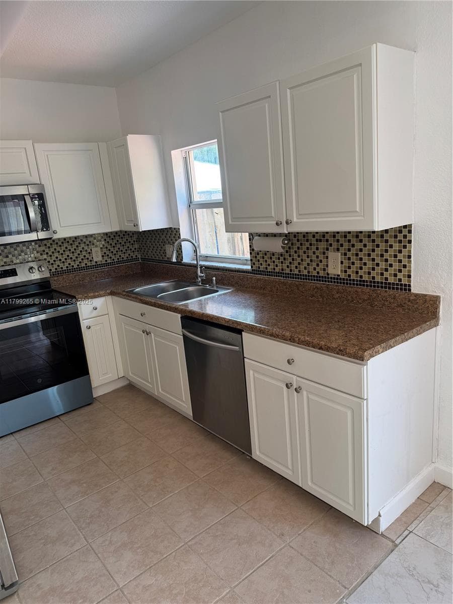 4139 NE 26th St, Homestead FL 33033 — 12