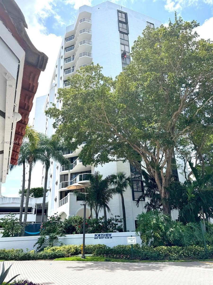3610 Yacht Club Dr # 810, Aventura FL 33180 — 4