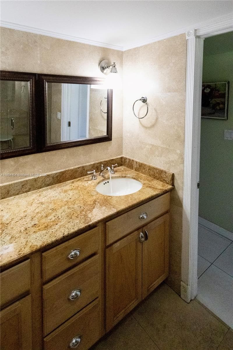 2555 Collins Ave # 308, Miami Beach FL 33140 — 11