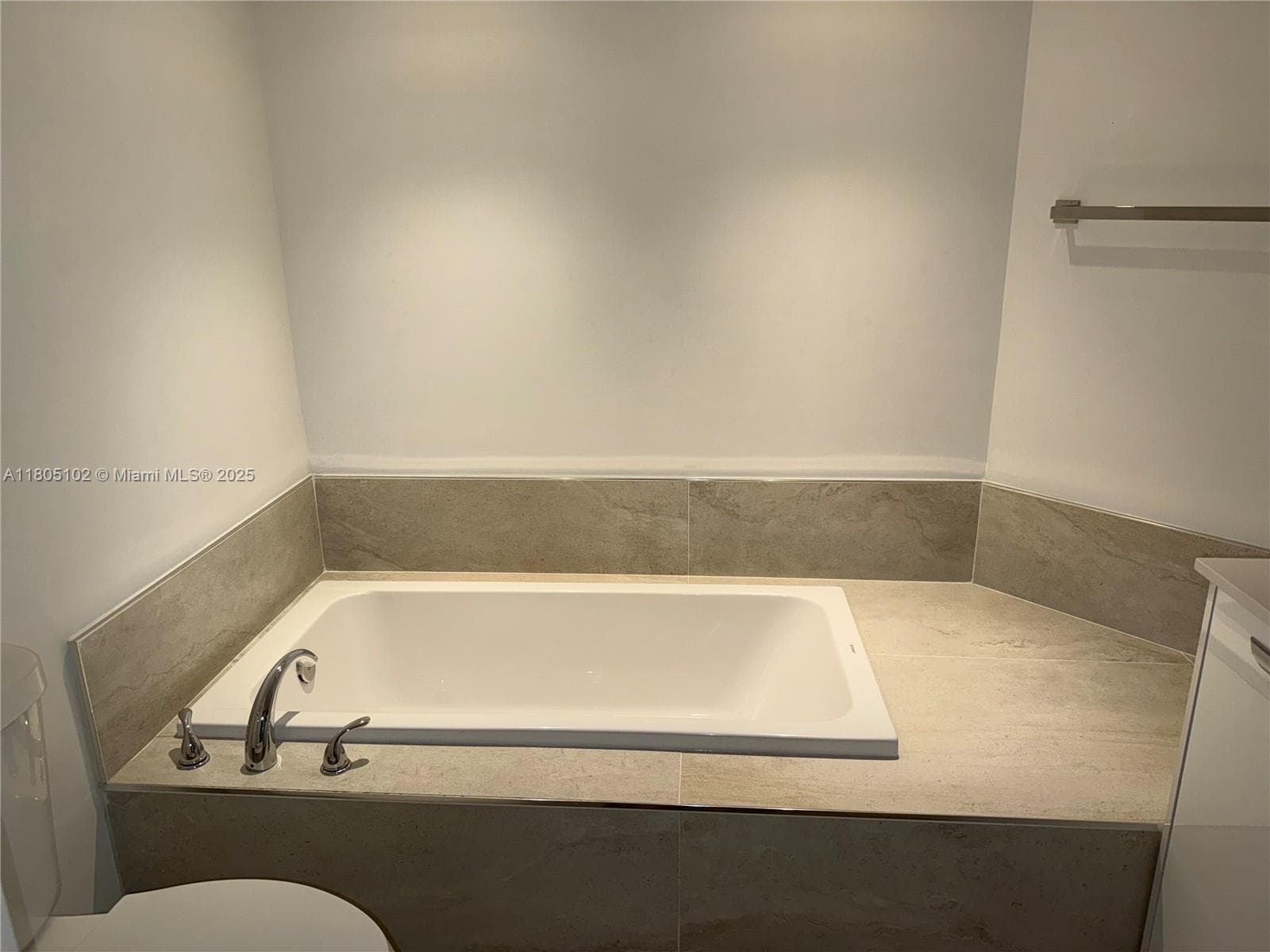 1000 W Island Blvd # 2412, Aventura FL 33160 — 23