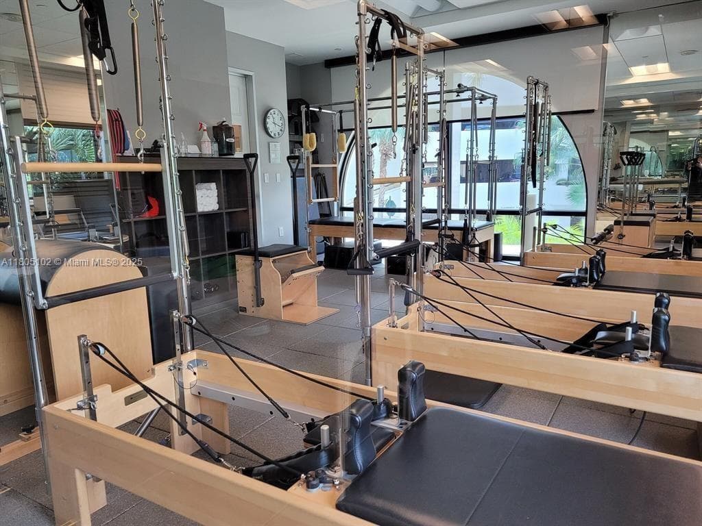 1000 W Island Blvd # 2412, Aventura FL 33160 — 36