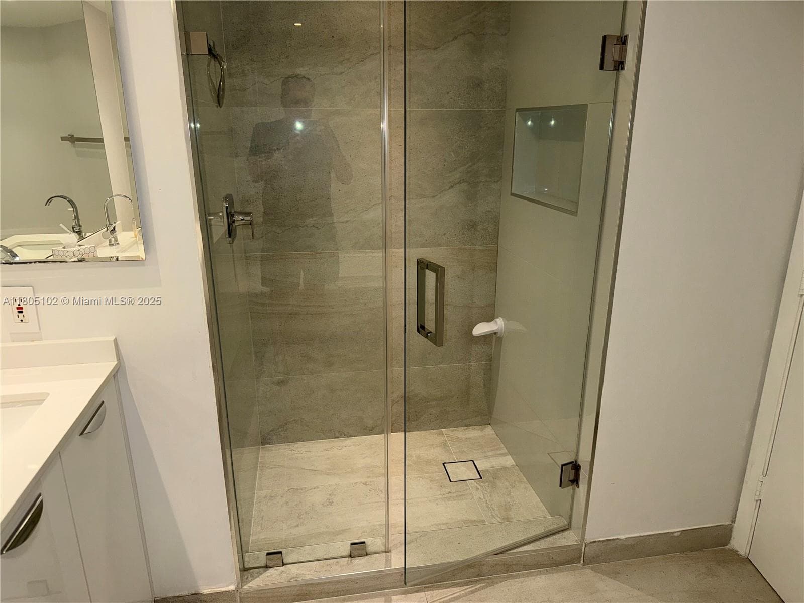 1000 W Island Blvd # 2412, Aventura FL 33160 — 24