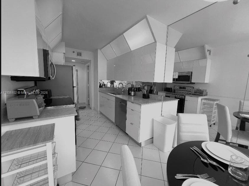 1000 W Island Blvd # 2412, Aventura FL 33160 — 14