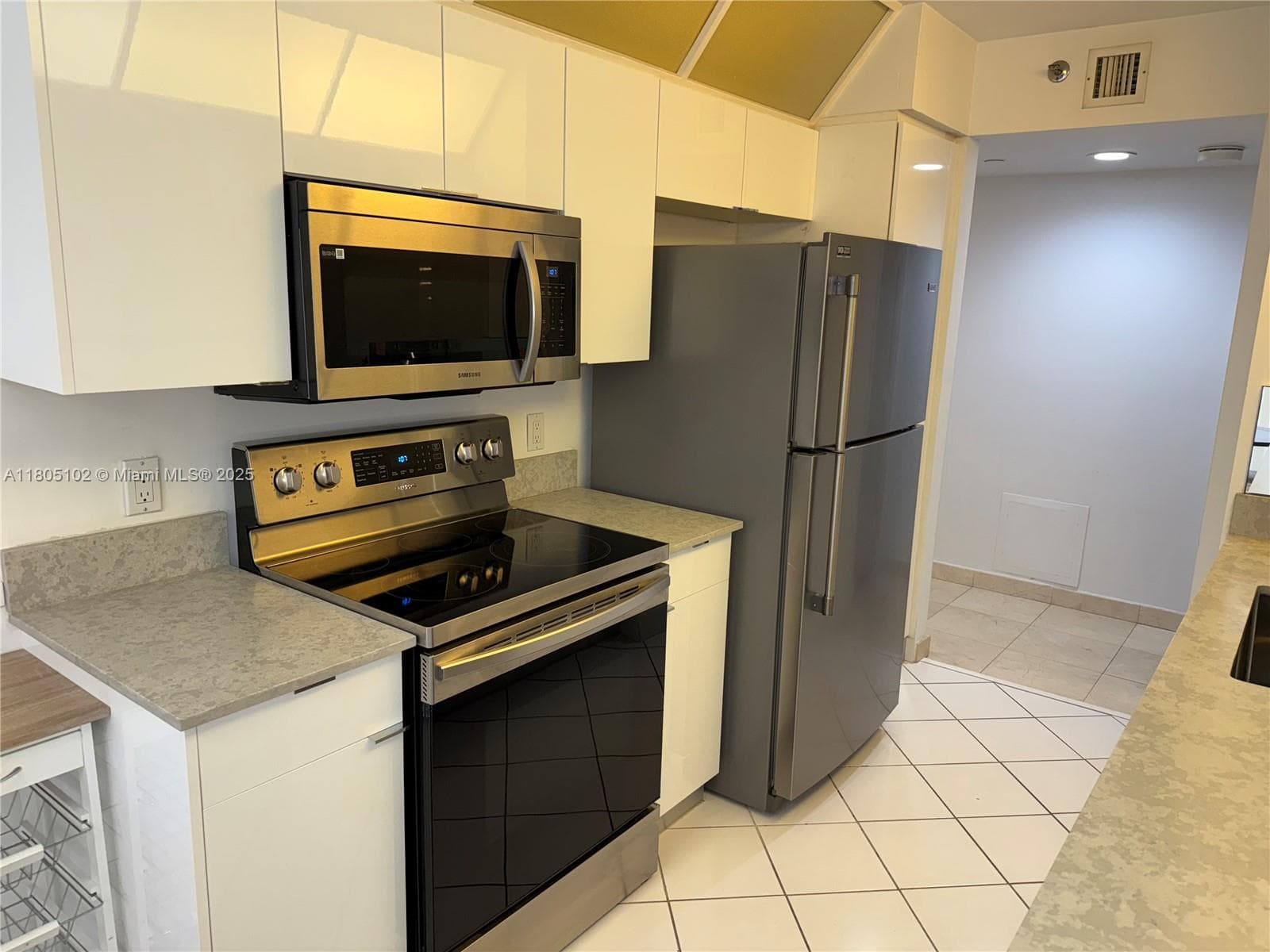 1000 W Island Blvd # 2412, Aventura FL 33160 — 15