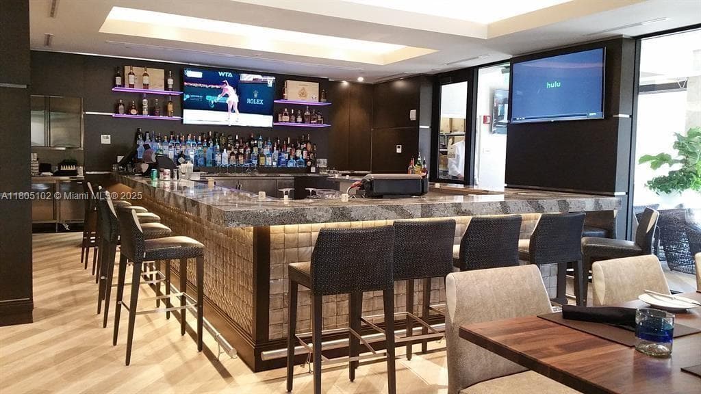 1000 W Island Blvd # 2412, Aventura FL 33160 — 40