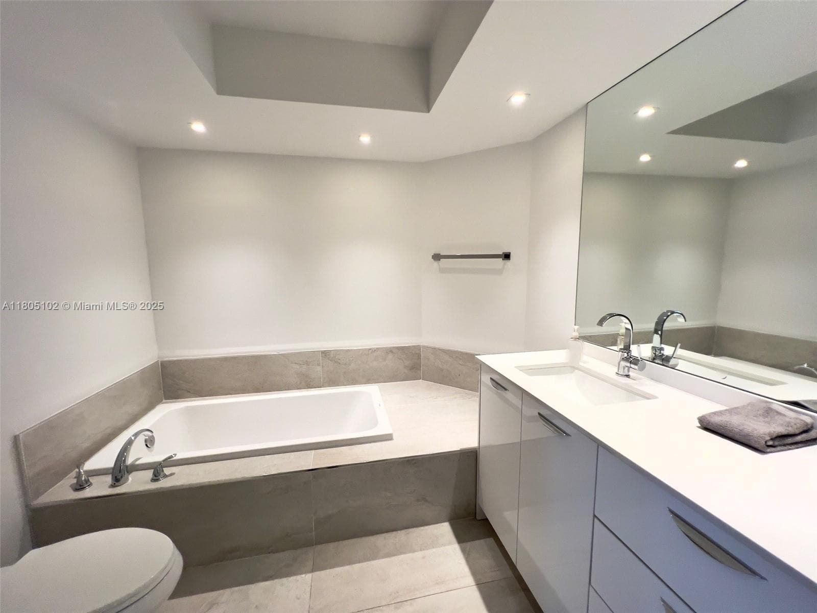 1000 W Island Blvd # 2412, Aventura FL 33160 — 31