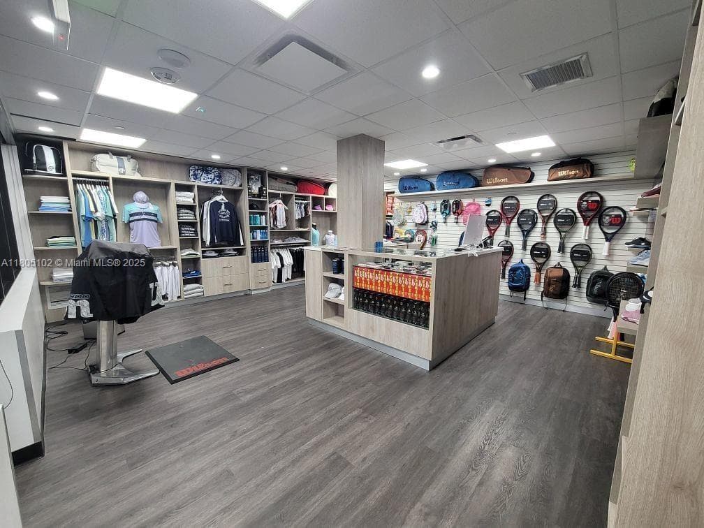 1000 W Island Blvd # 2412, Aventura FL 33160 — 39