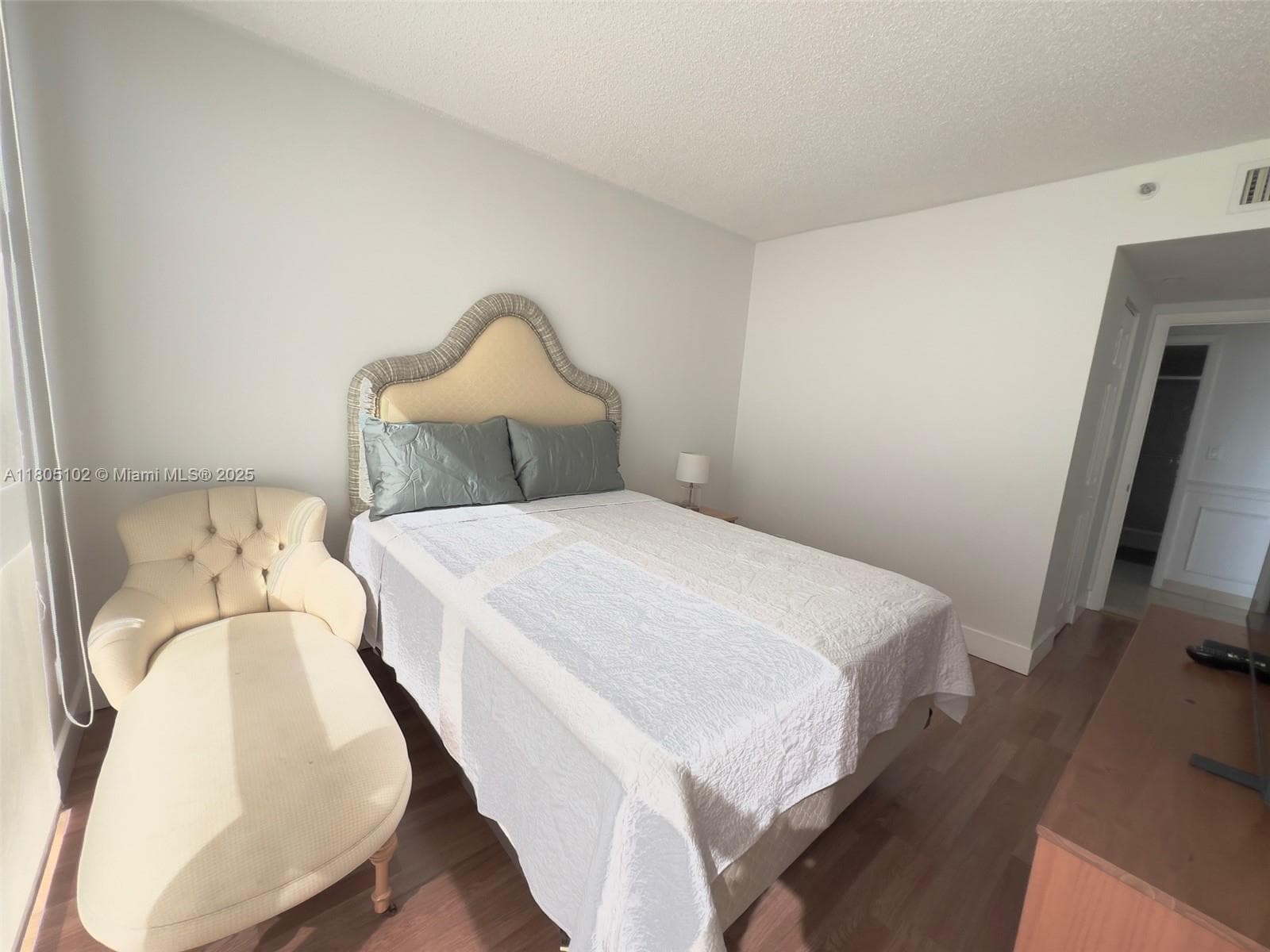 1000 W Island Blvd # 2412, Aventura FL 33160 — 25