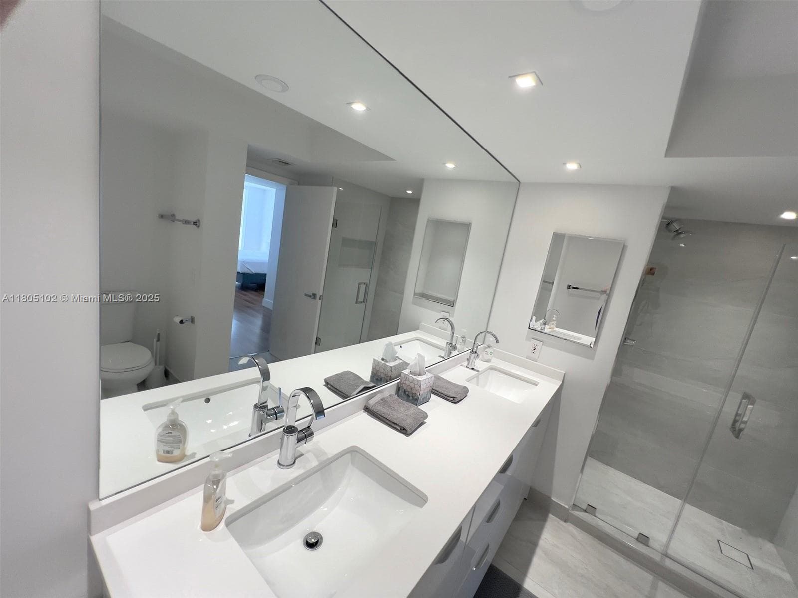 1000 W Island Blvd # 2412, Aventura FL 33160 — 21