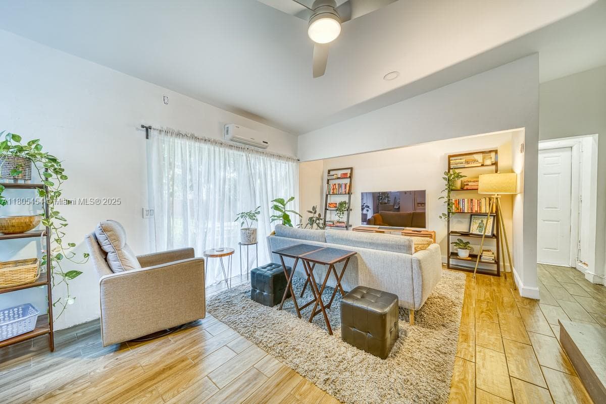 13801 NE 1st Ave, Miami FL 33161 — 32