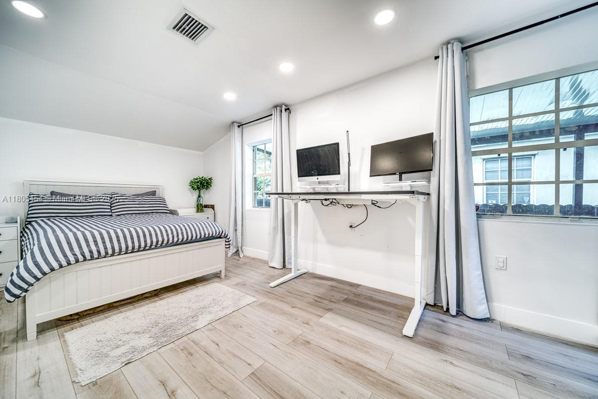 13801 NE 1st Ave, Miami FL 33161 — 19