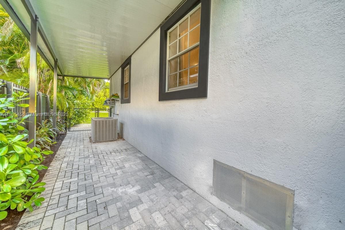 13801 NE 1st Ave, Miami FL 33161 — 39