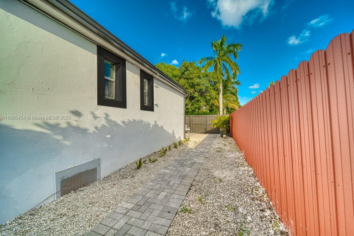 13801 NE 1st Ave, Miami FL 33161 — 29