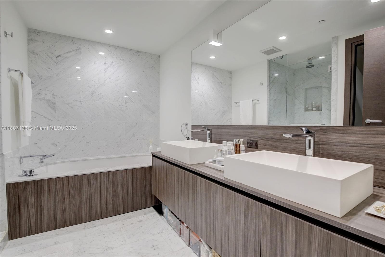 1000 Brickell Plz # 2705, Miami FL 33131 — 27