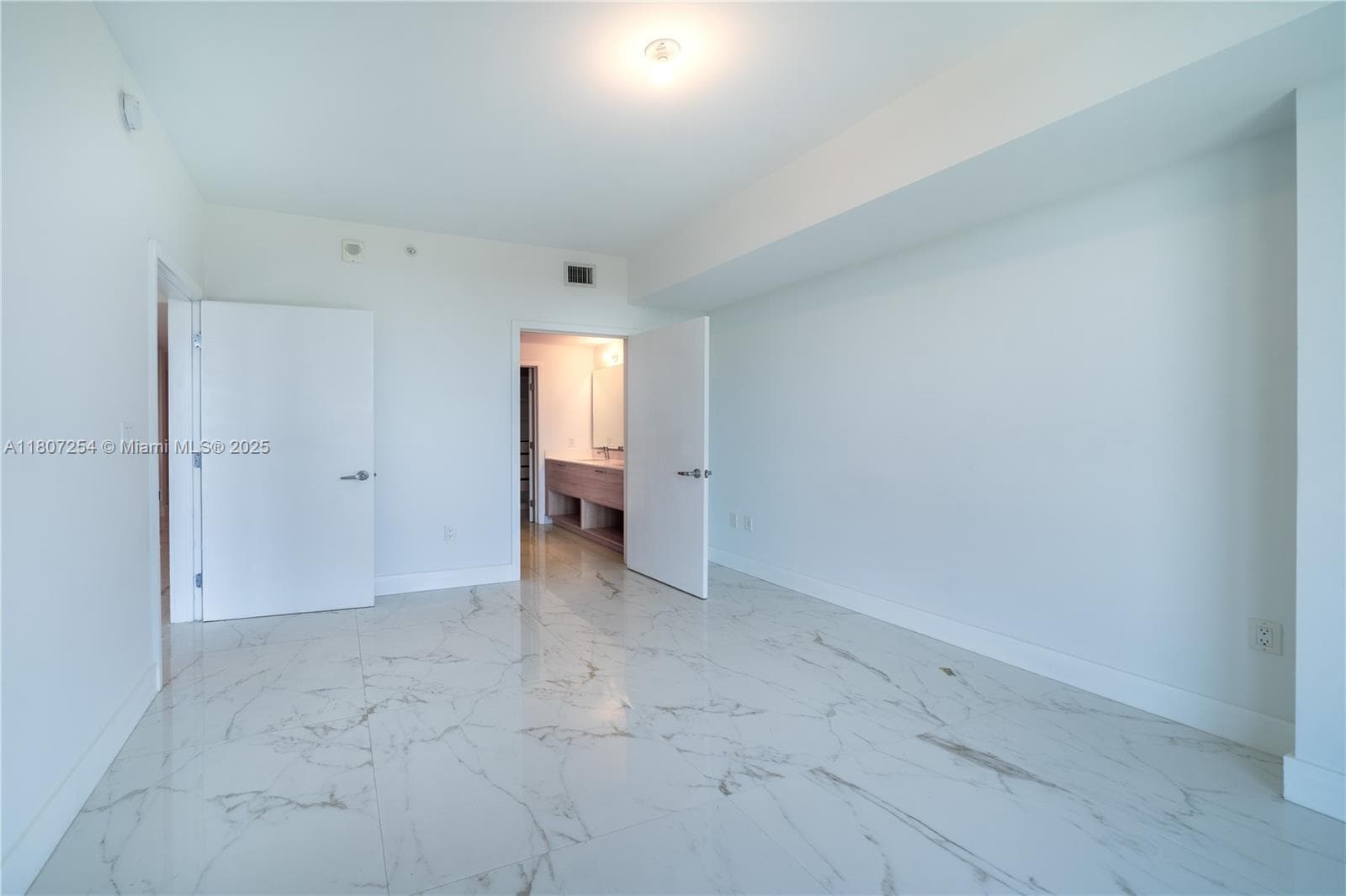 16385 Biscayne Blvd # 417, North Miami Beach FL 33160 — 23