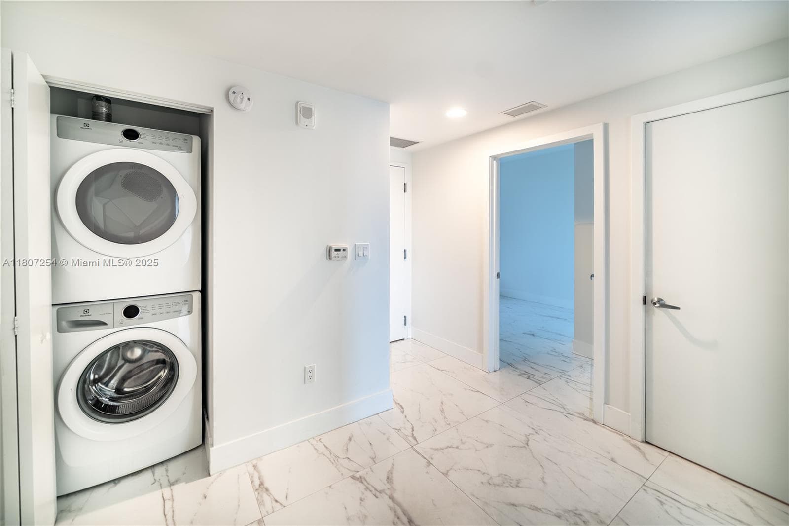 16385 Biscayne Blvd # 417, North Miami Beach FL 33160 — 18