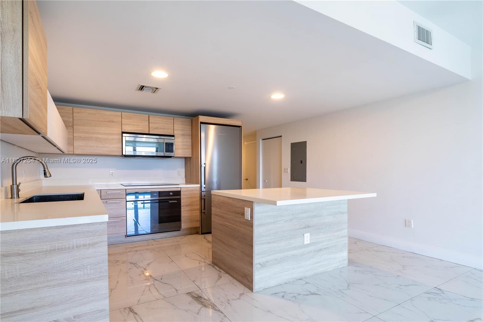 16385 Biscayne Blvd # 417, North Miami Beach FL 33160 — 15