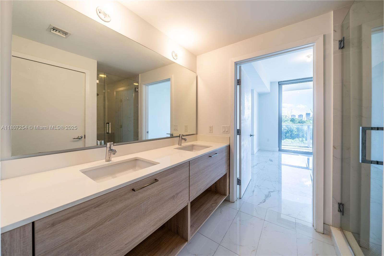 16385 Biscayne Blvd # 417, North Miami Beach FL 33160 — 25