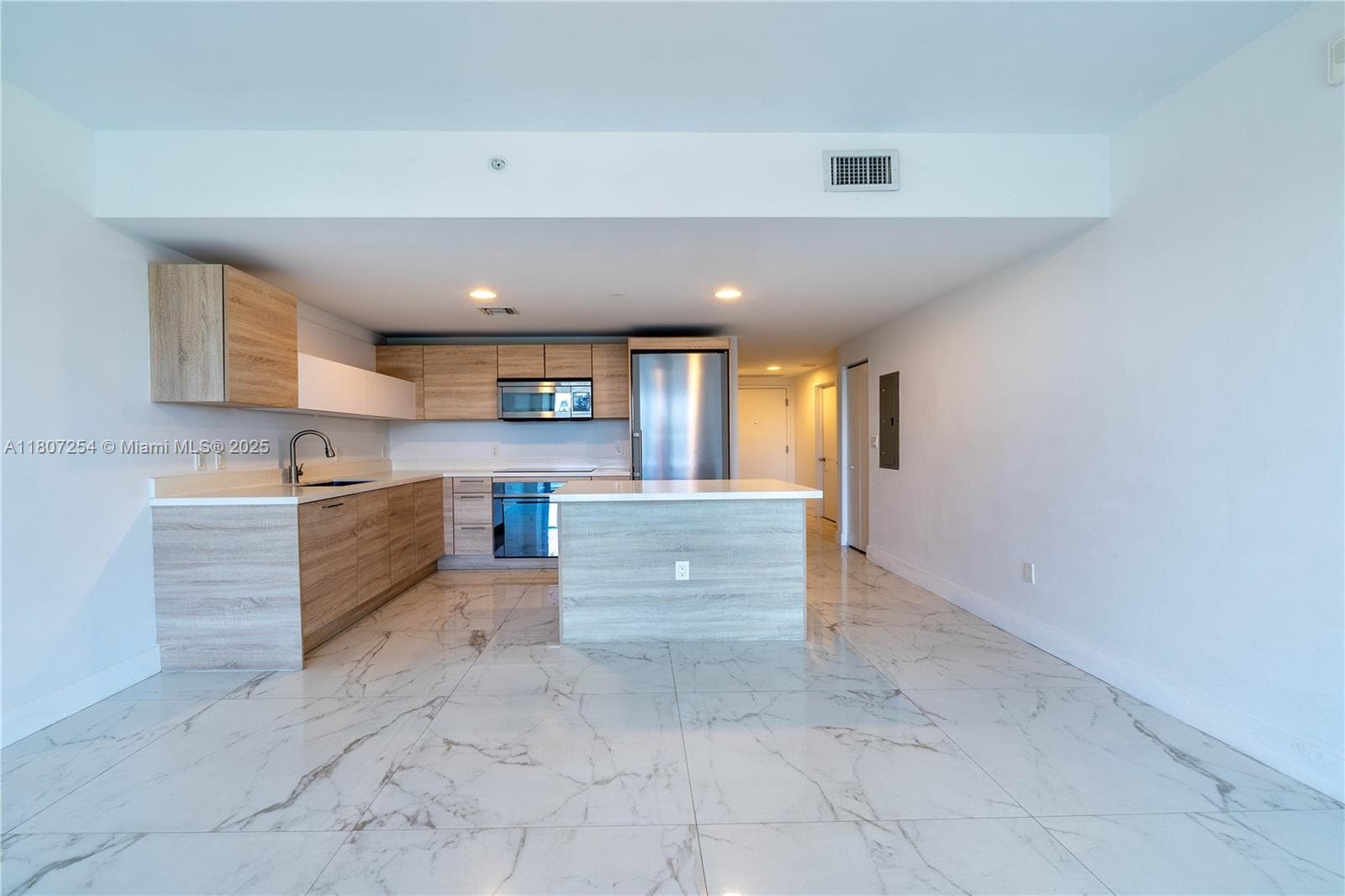16385 Biscayne Blvd # 417, North Miami Beach FL 33160 — 21