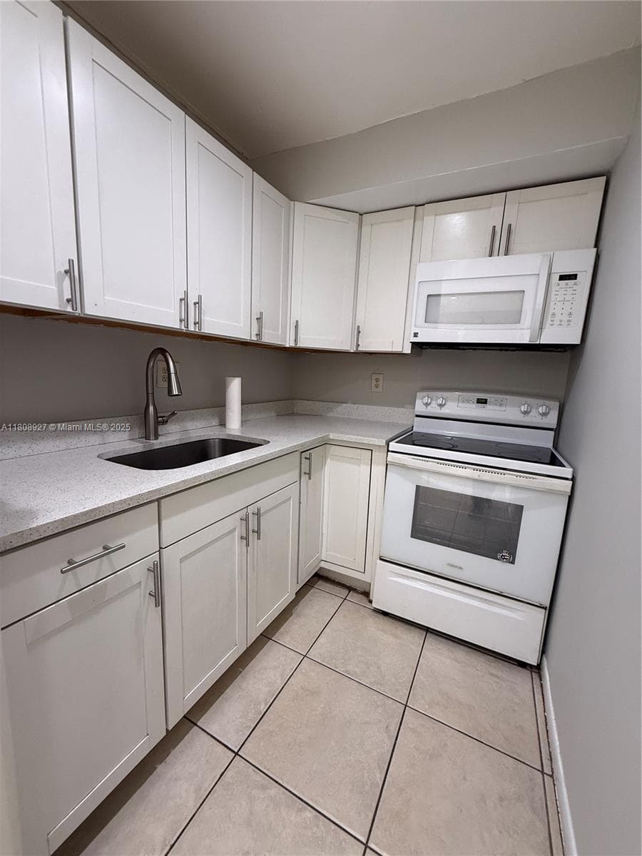 4705 NW 7th St # 7, Miami FL 33126 — 5