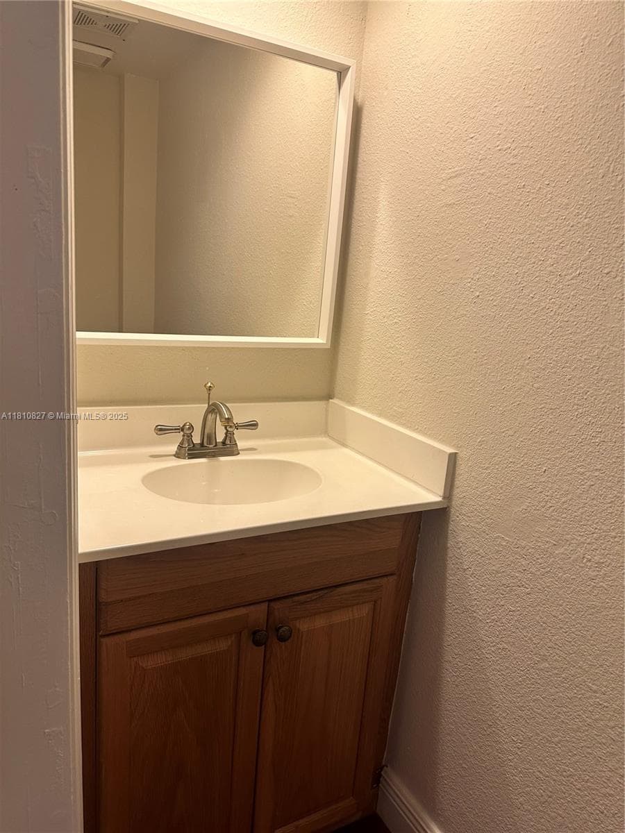 520 Brickell Key Dr # A811, Miami FL 33131 — 32