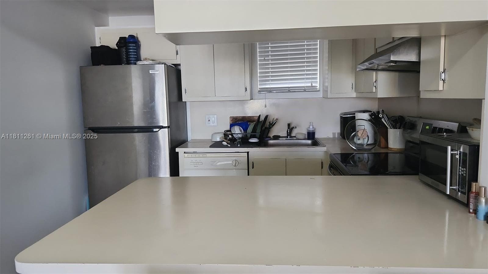 8290 Lake Dr # 527, Doral FL 33166 — 3