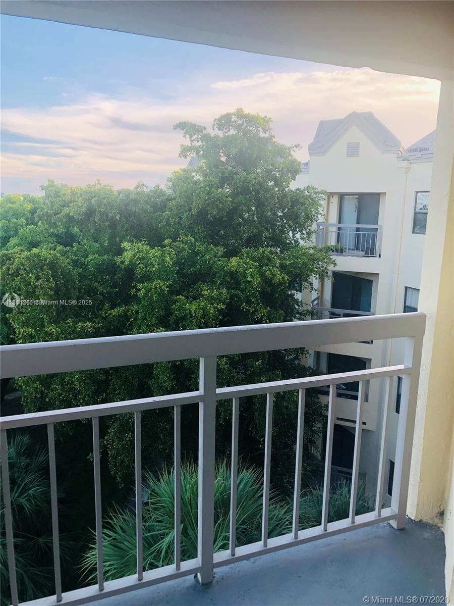 8290 Lake Dr # 527, Doral FL 33166 — 10