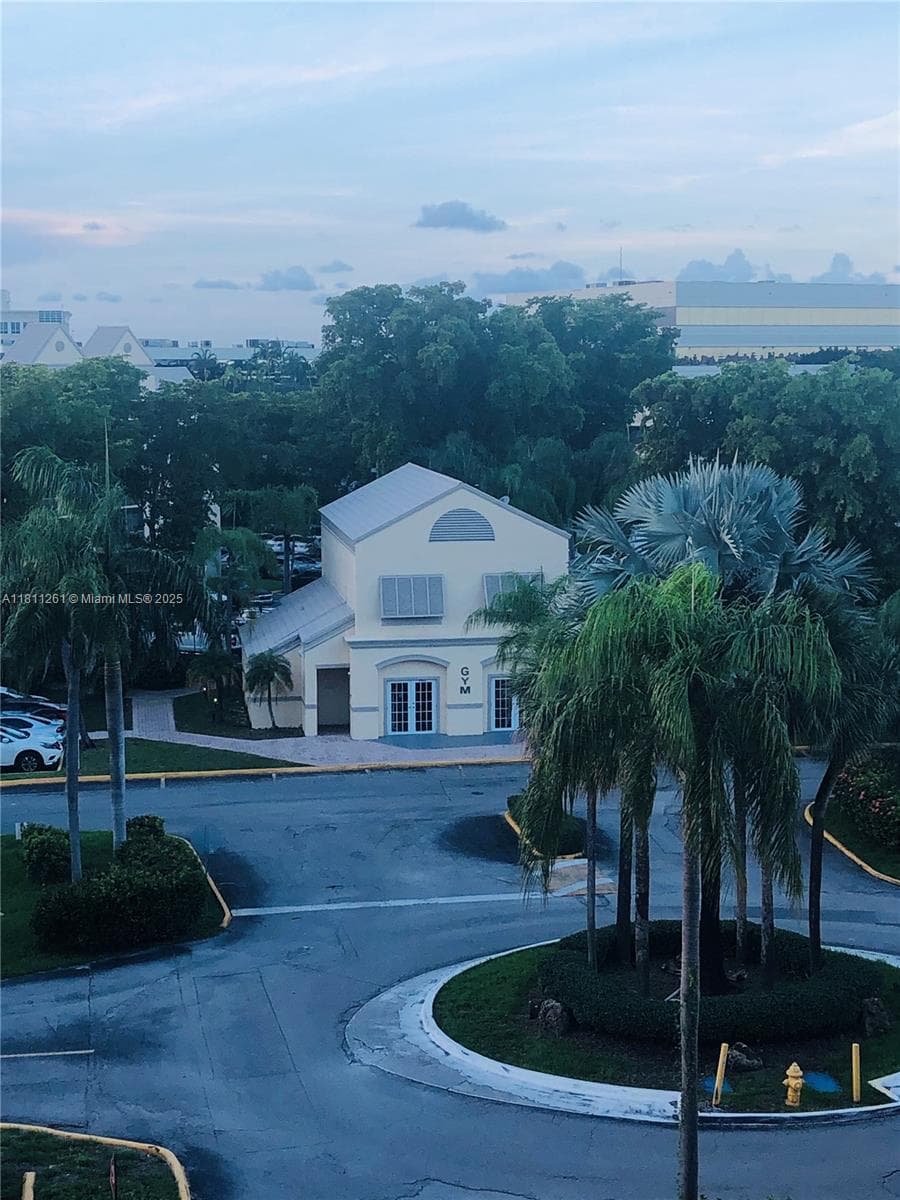 8290 Lake Dr # 527, Doral FL 33166 — 14