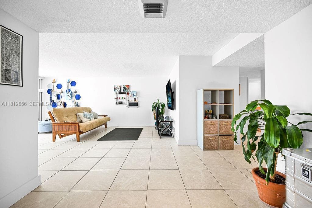 18041 Biscayne Blvd # 1201, Aventura FL 33160 — 17