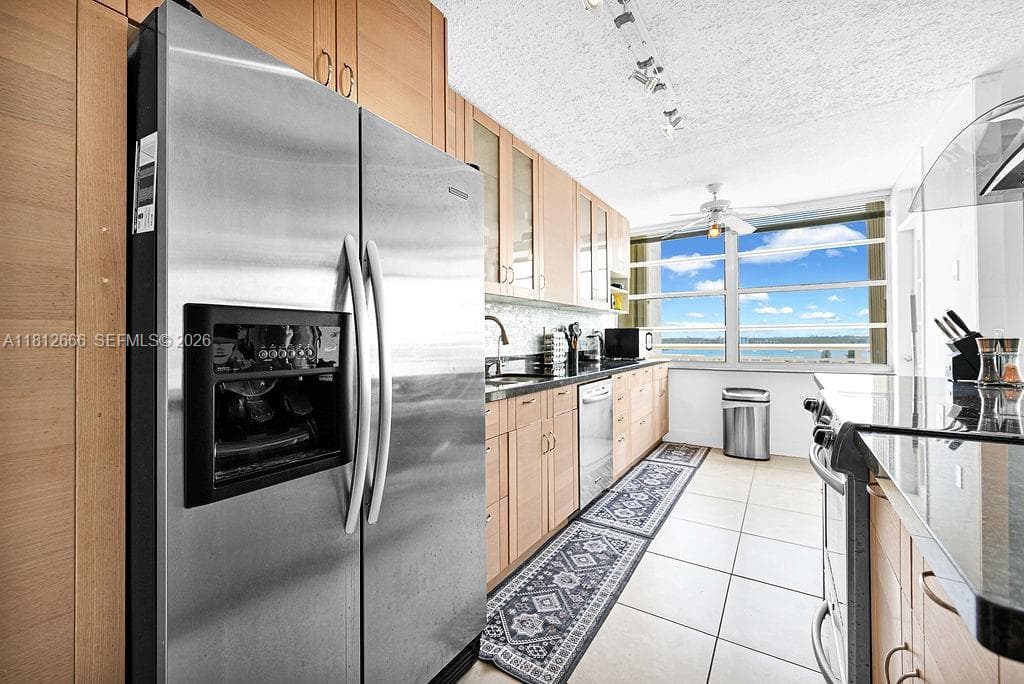 18041 Biscayne Blvd # 1201, Aventura FL 33160 — 5