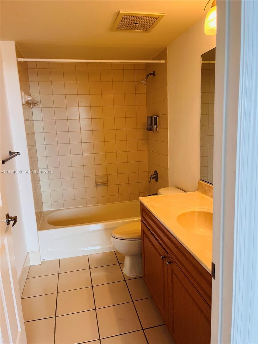 900 SW 8th St # 806, Miami FL 33130 — 8