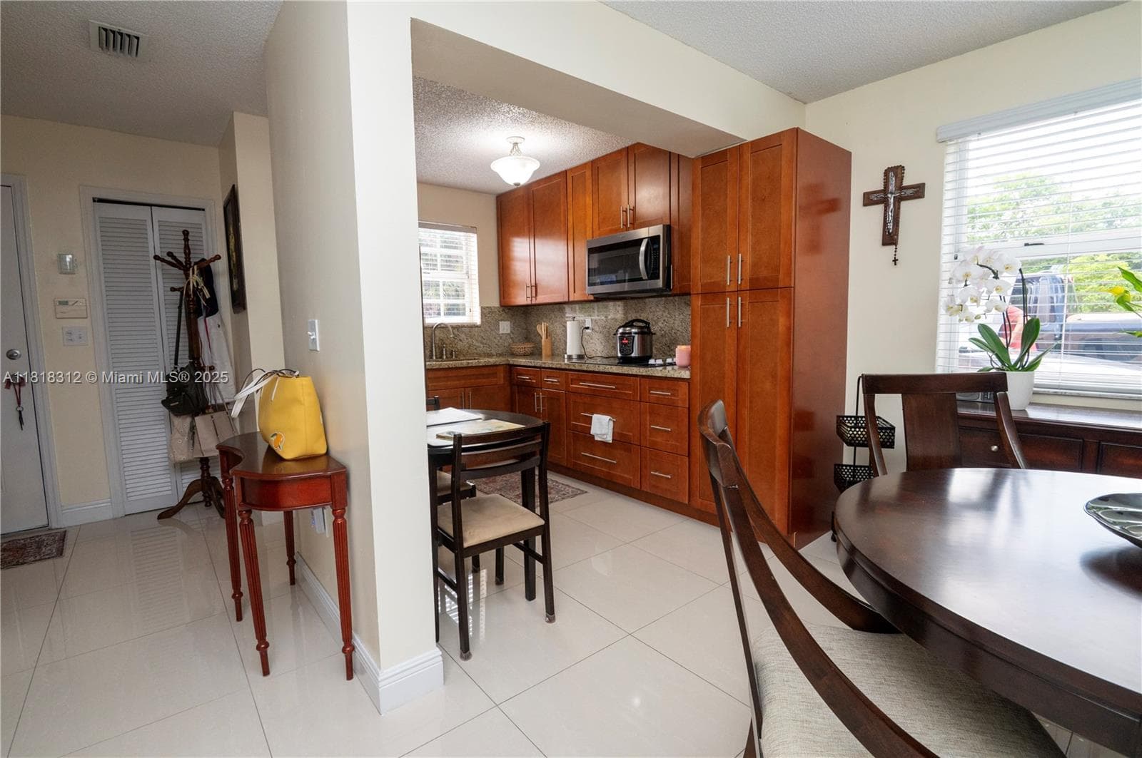 2375 W 74th St # 6, Hialeah FL 33016 — 5