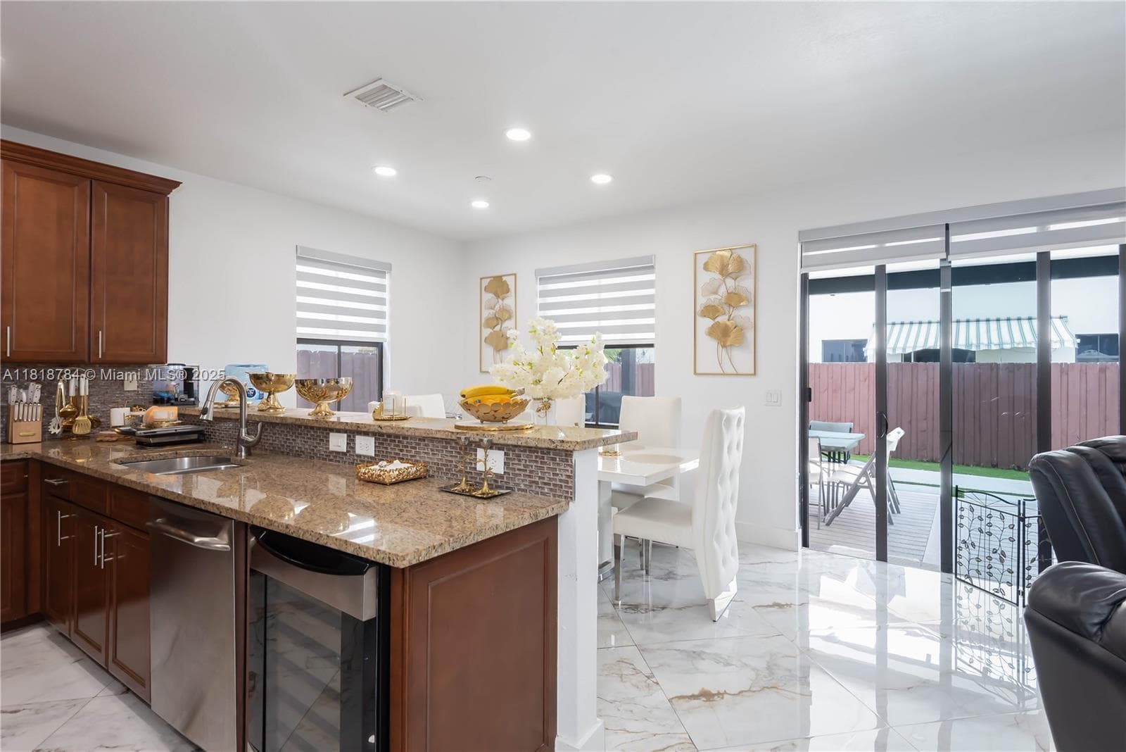 8885 NW 100th Pl, Doral FL 33178 — 14