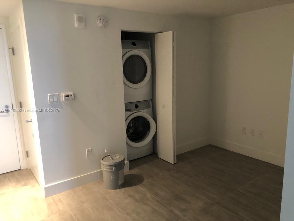 16385 Biscayne Blvd # 1005, North Miami Beach FL 33160 — 52