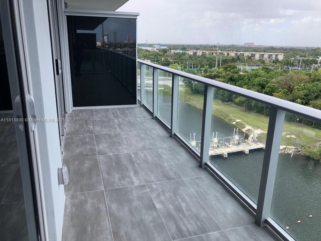 16385 Biscayne Blvd # 1005, North Miami Beach FL 33160 — 47