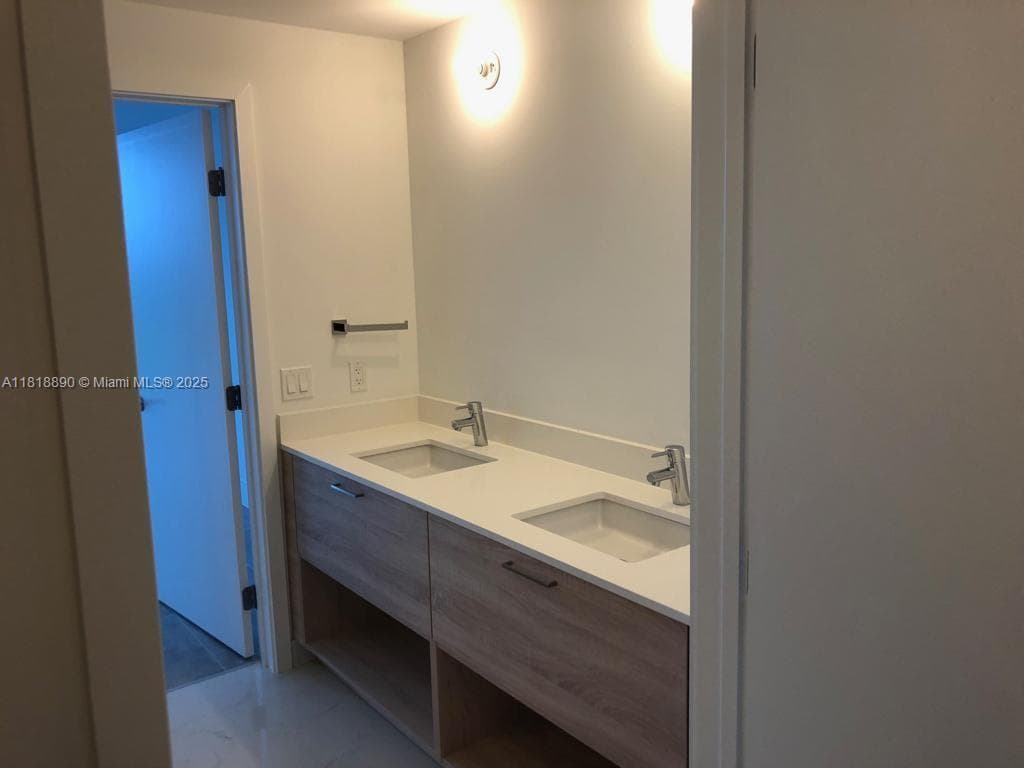16385 Biscayne Blvd # 1005, North Miami Beach FL 33160 — 53