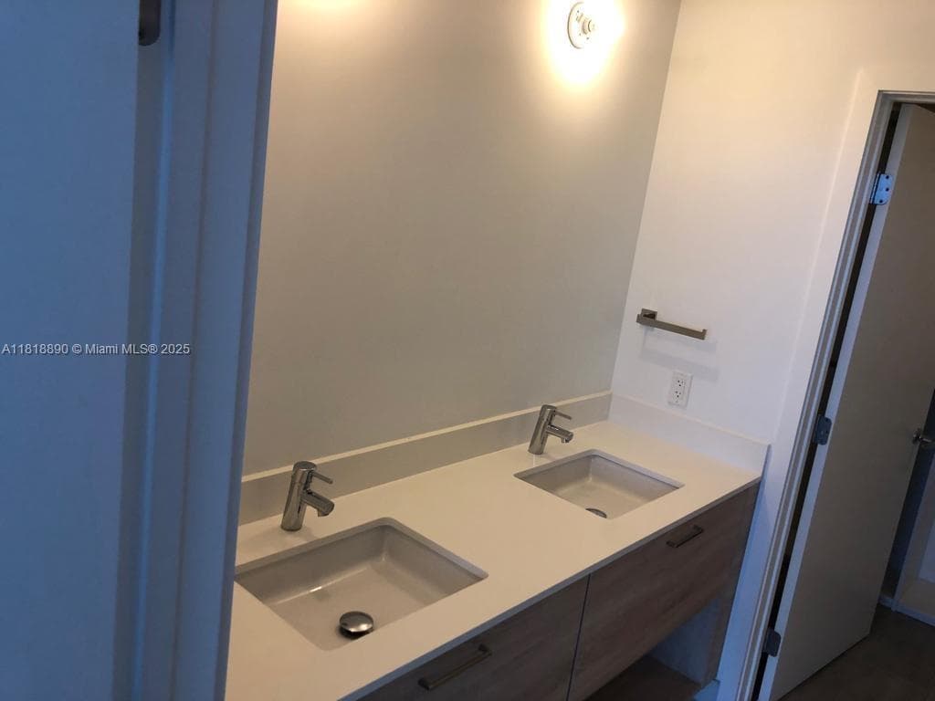 16385 Biscayne Blvd # 1005, North Miami Beach FL 33160 — 32