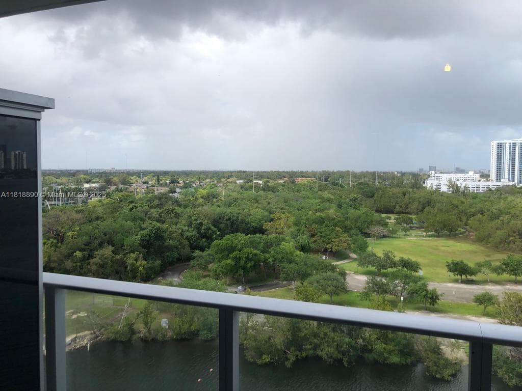 16385 Biscayne Blvd # 1005, North Miami Beach FL 33160 — 40